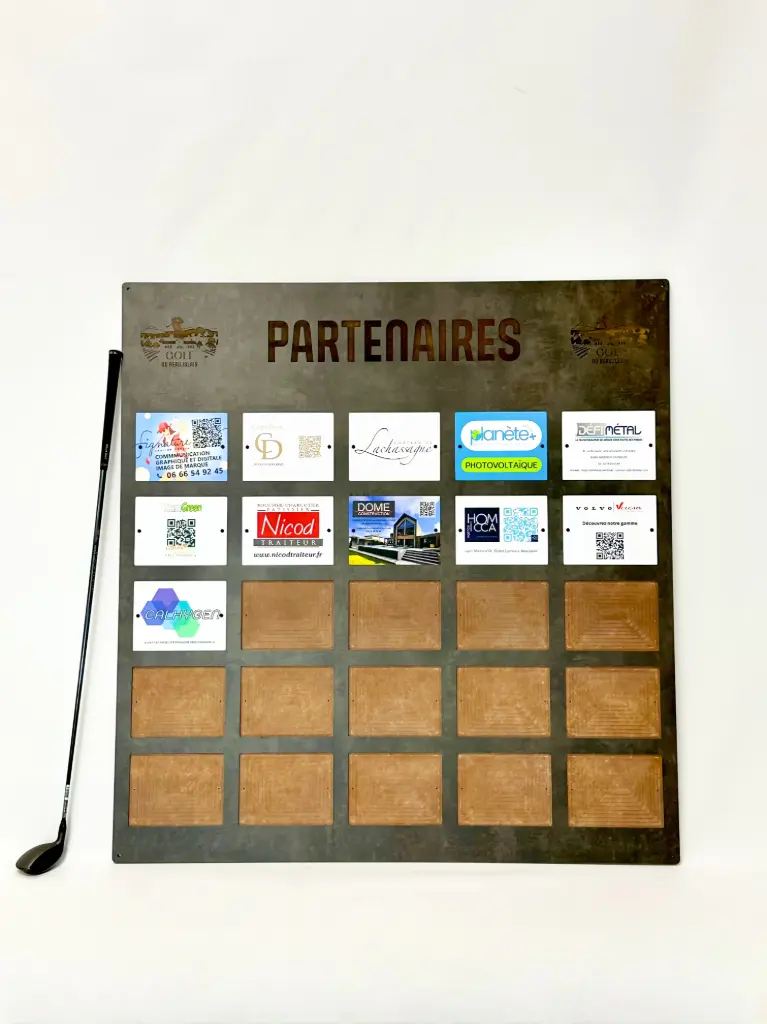 Panneau partenaire avec plaques aimantées en multidura